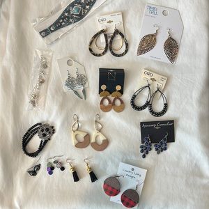 1 lot of misc jewelry. Includes 2 bracelets, 1 anklet, 11 pair of earrings.